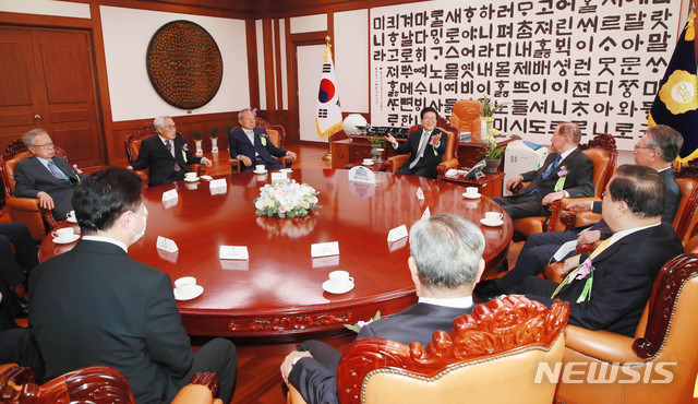 [서울=뉴시스] 장세영 기자 = 제72주년 제헌절인 17일 오전 서울 여의도 국회의장실에서 박병석(왼쪽 네 번째) 국회의장과 전직 국회의장들이 환담하고 있다. 사진은 박희태(왼쪽부터), 임채정, 박관용 전 국회의장, 박병석 국회의장, 김원기, 김형오, 문희상 전 국회의장.&nbsp; 2020.07.17. photo@newsis.com