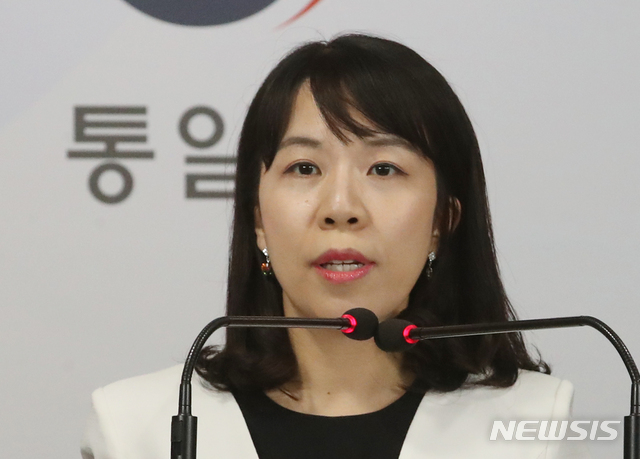 [서울=뉴시스]김명원 기자 = 조혜실 통일부 부대변인이 17일 서울 종로구 정부서울청사 합동브리핑실에서 현안 관련 정례브리핑을 하고 있다. 2020.07.17. kmx1105@newsis.com