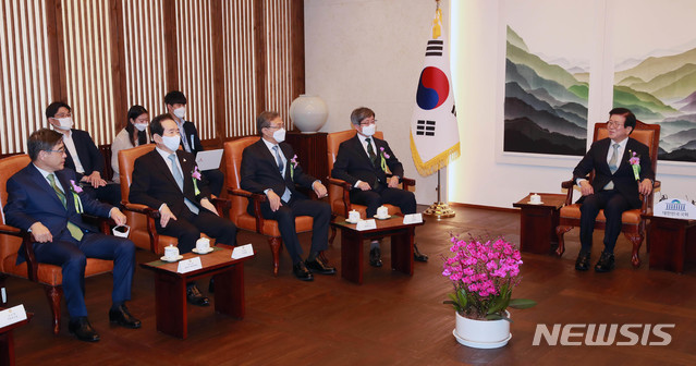 [서울=뉴시스] 장세영 기자 = 박병석 국회의장이 17일 오전 서울 여의도 국회 의장 접견실에서 제72주년 제헌절 경축행사에 앞서 열린 5부요인을 비롯한 여야 정당 대표의 사전 환담행사에 참석해 인사말을 하고 있다. 박병석(오른쪽부터) 국회의장, 김명수 대법원장, 유남석 헌법재판소장, 정세균 국무총리, 권순일 중앙선거관리위원장. 2020.07.17. photo@newsis.com