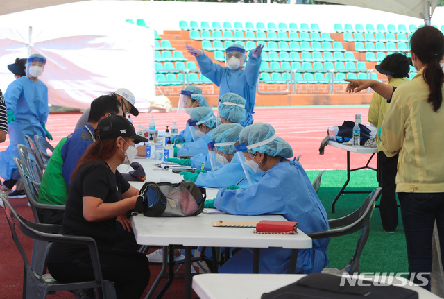 [제주=뉴시스]우장호 기자 = 코로나19 감염이 이어지고 있는 17일 오전 제주시 한림읍 한림체육관에 마련된 워킹스루 선별진료소에서 주민들이 검체검사를 받고 있다. 2020.07.17. woo1223@newsis.com