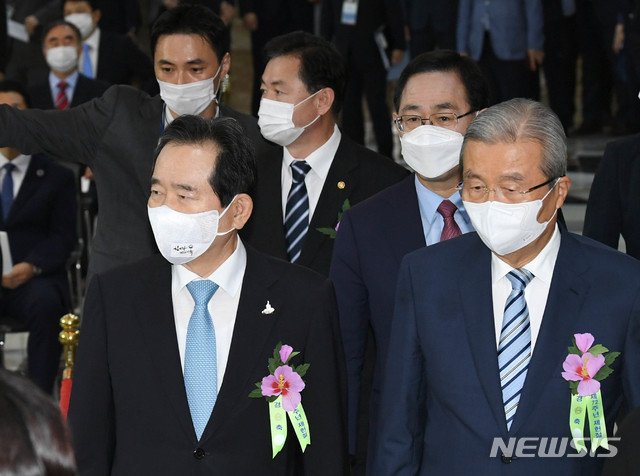 [서울=뉴시스] 장세영 기자 = 정세균 국무총리와 미래통합당 김종인 비대위원장 등이 17일 오전 서울 여의도 국회에서 열린 제72주년 제헌절 경축식에 참석하고 있다. 2020.07.17. photo@newsis.com
