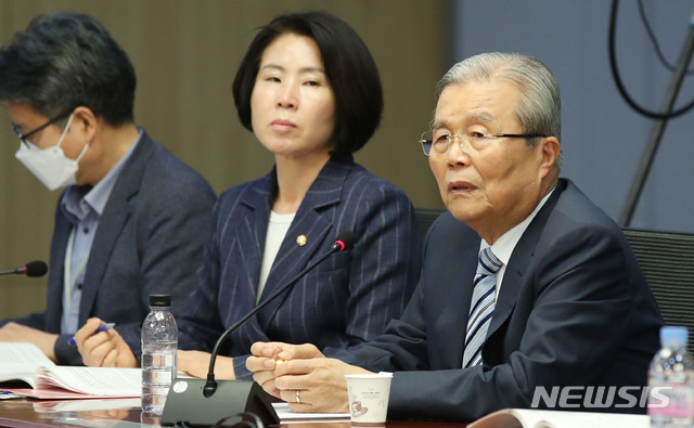 [서울=뉴시스] 김진아 기자 = 김종인 미래통합당 비상대책위원장이 17일 서울 여의도 국회 의원회관에서 열린 전일제교육 도입방안 모색을 위한 정책토론회에서 발언을 하고 있다. 2020.07.17 bluesoda@newsis.com