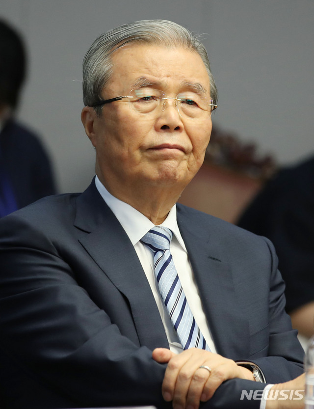 [서울=뉴시스] 김진아 기자 = 김종인 미래통합당 비상대책위원장이 17일 서울 여의도 국회 의원회관에서 열린 전일제교육 도입방안 모색을 위한 정책토론회에서 발언을 경청하고 있다. 2020.07.17 bluesoda@newsis.com