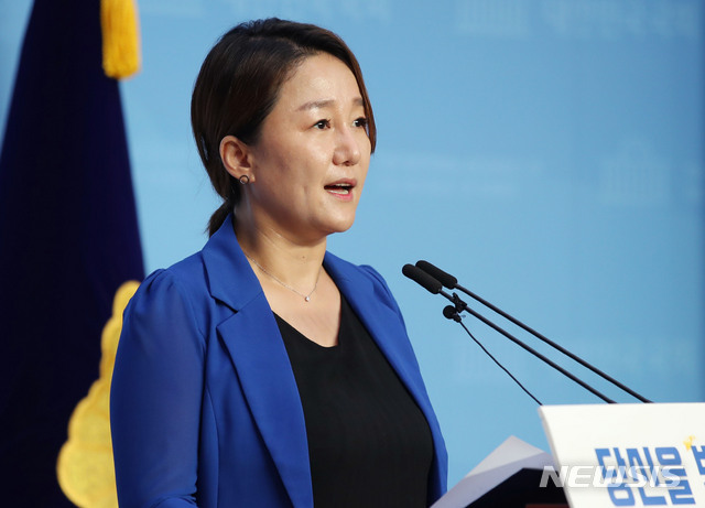 [서울=뉴시스] 김진아 기자 = 이재정 더불어민주당 의원이 17일 서울 여의도 국회 소통관에서 더불어민주당 최고위원 출마선언 기자회견을 하고 있다. 2020.07.17&nbsp; bluesoda@newsis.com