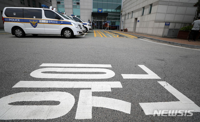 [서울=뉴시스]추상철 기자 = 고 박원순 전 서울시장의 사인 규명을 위한 서울시 관계자들에 대한 조사가 진행중인 지난 17일 오전 서울 성북구 성북경찰서 앞에서 취재진이 모여 있다. 2020.07.17.&nbsp; scchoo@newsis.com