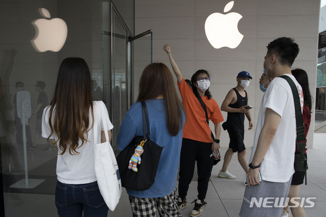 [베이징=AP/뉴시스] 중국 iOS 개발자들이 애플의 앱스토어 수수료 정책이 불공정하다며 중국 반독점 당국에 집단으로 신고했다. 사진은 중국 베이징 싼리툰 거리에서 신규 개점한 애플의 플래그십 매장에 사람들이 몰려든 모습. 2026.06.23