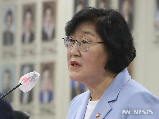 [서울=뉴시스]김명원 기자 = 이정옥 여성가족부 장관이 17일 서울 종로구 정부서울청사에서 열린 공공부문 성희롱·성폭력 피해자 보호 및 보완 대책을 마련하기 위한 여성폭력방지위원회 민간위원 긴급 회의에 참석해 발언하고 있다. 2020.07.17.&nbsp; kmx1105@newsis.com