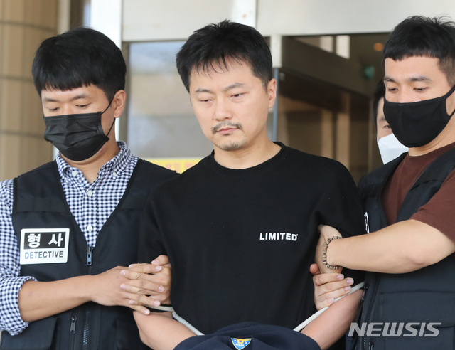 [제주=뉴시스]우장호 기자 = 미성년 이용 성착취물 제작 범죄로 신상이 공개된 배준환(37)이 지난해 7월17일 오후 제주 동부경찰서에서 제주지방검찰청으로 송치되고 있다. 앞서 16일 신상공개위원회는 동종범죄의 재범방지 및 범죄예방 차원에서 배씨의 신상을 공개하기로 결정했다. 2020.07.17. woo1223@newsis.com