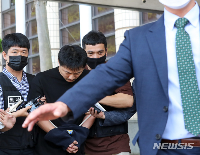 [제주=뉴시스]우장호 기자 = 미성년 이용 성착취물 제작 범죄로 신상이 공개된 배준환(37)이 17일 오후 제주 동부경찰서에서 제주지방검찰청으로 송치되고 있다. 앞서 16일 신상공개위원회는 동종범죄의 재범방지 및 범죄예방 차원에서 배씨의 신상을 공개하기로 결정했다. 2020.07.17. woo1223@newsis.com