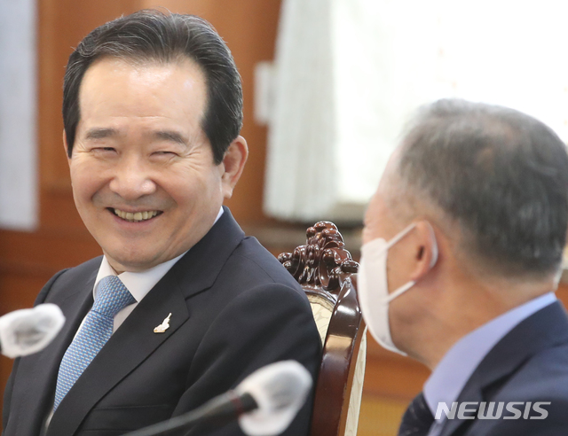 [서울=뉴시스]김명원 기자 = 정세균 국무총리가 17일 서울 종로구 정부서울청사에서 열린 아동정책조정위원회 회의에서 참석 위원들과 이야기 나누고 있다. 2020.07.17.&nbsp; kmx1105@newsis.com 