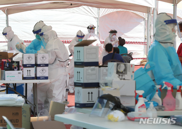 [제주=뉴시스]우장호 기자 = 코로나19 지역 감염자가 나온 17일 제주시 한림읍 한림체육관에 마련된 워킹스루 선별진료소에서 주민들이 검체검사를 받고 있다. 2020.07.17. woo1223@newsis.com