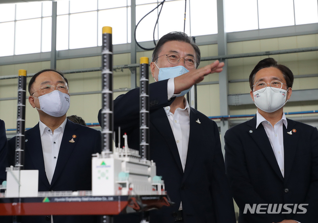 [부안=뉴시스]박영태 기자 = 문재인 대통령이 17일 전북 부안군 풍력핵심기술연구센터 풍력시험동에서 해상풍력 설치선에 대한 설명을 들으며 대화하고 있다. 2020.07.17. since1999@newsis.com