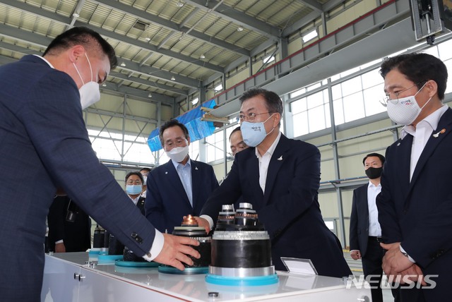 [부안=뉴시스]박영태 기자 = 문재인 대통령이 17일 전북 부안군 풍력핵심기술연구센터 풍력시험동에서 해상풍력 케이블에 대한 설명을 들으며 대화하고 있다. 2020.07.17. since1999@newsis.com