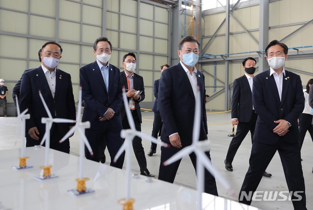 [부안=뉴시스]박영태 기자 = 문재인 대통령이 17일 전북 부안군 풍력핵심기술연구센터 풍력시험동에서 그린에너지인 해상풍력 핵심기술을 참관하고 있다. 이번 그린뉴딜 현장 방문은 문 대통령의 두 번째 한국판 뉴딜 현장 방문이다. 2020.07.17. since1999@newsis.com