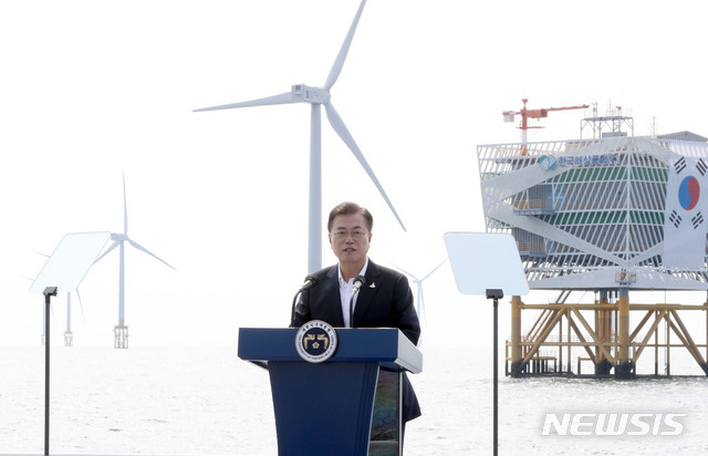 [부안=뉴시스]박영태 기자 = 문재인 대통령이 17일 ‘한국판 뉴딜, 그린에너지 현장방문’의 일환으로 전북 부안군 위도 근처의 서남권 해상풍력 실증단지에 도착해 발언하고 있다. 2020.07.17. since1999@newsis.com
