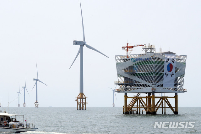 [부안=뉴시스]박영태 기자 = 문재인 대통령이 17일 ‘한국판 뉴딜, 그린에너지 현장방문’의 일환으로 돌아본 전북 부안군 위도 근처의 서남권 해상풍력 실증단지. 2020.07.17. since1999@newsis.com