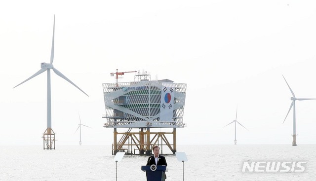 [부안=뉴시스]박영태 기자 = 문재인 대통령이 지난 7월17일 ‘한국판 뉴딜, 그린에너지 현장방문’의 일환으로 전북 부안군 위도 근처의 서남권 해상풍력 실증단지에 도착해 발언하고 있다. 2020.07.17.since1999@newsis.com