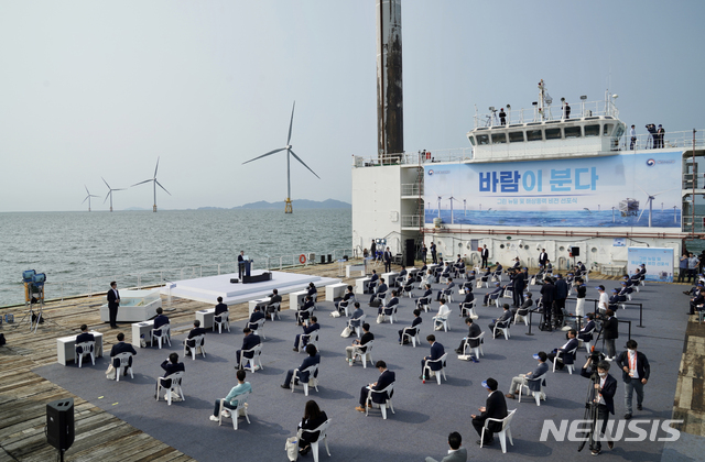 [부안=뉴시스]박영태 기자 = 문재인 대통령이 17일 ‘한국판 뉴딜, 그린에너지 현장방문’의 일환으로 전북 부안군 위도 근처의 서남권 해상풍력 실증단지에 도착해 발언하고 있다. 2020.07.17.since1999@newsis.com