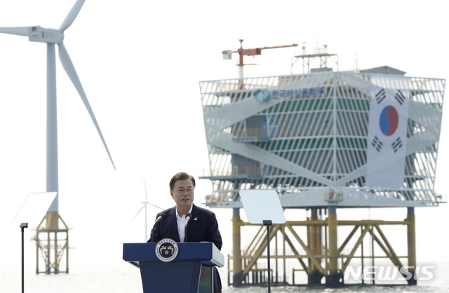 [부안=뉴시스]박영태 기자 = 문재인 대통령이 지난해 7월17일 ‘한국판 뉴딜, 그린에너지 현장방문’의 일환으로 전북 부안군 위도 근처의 서남권 해상풍력 실증단지에 도착해 발언하고 있다. 2020.07.17.since1999@newsis.com
