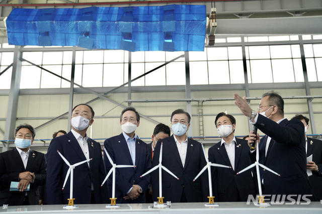 [부안=뉴시스]박영태 기자 = 문재인 대통령이 17일 전북 부안군 풍력핵심기술연구센터 풍력시험동에서 그린에너지인 해상풍력 핵심기술을 참관하고 있다. 이번 그린뉴딜 현장 방문은 문 대통령의 두 번째 한국판 뉴딜 현장 방문이다. 2020.07.17. since1999@newsis.com