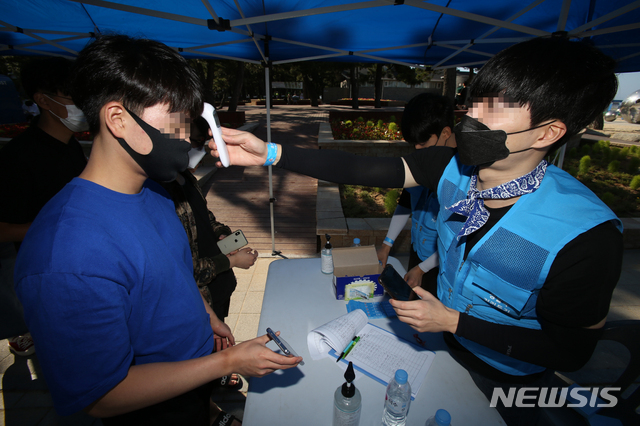 [강릉=뉴시스] 김경목 기자 = 해수욕장 개장 첫날인 17일 오후 방역요원이 강원 강릉시 안현동 경포해수욕장 중앙통로 출입구에서 피서객의 발열 상태를 확인하고 있다. 2020.07.17. photo31＠newsis.com