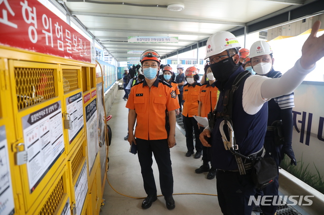 [서울=뉴시스] 조수정 기자 = 동대문소방서(서장 장현순)는 17일 오후 관내 건축공사장인 동대문구 전농동 620-47일대(청량리 4구역)를 방문, 공사 중 안전 위해요인을 점검했다. 이번 현지 확인은 이천 물류창고 화재 등 최근 빈번히 발생하는 건축 공사장 화재를 방지하고 장마철 풍수해 피해를 막기 위한 안전관리 측면에서 마련됐다. (사진=동대문소방서 제공) 2020.07.17. photo@newsis.com