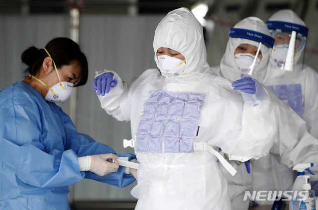 [광주=뉴시스] 신대희 기자 = 17일 광주 북구보건소 효죽공영주차장에 마련된 코로나19 선별진료소에서 의료진이 냉조끼를 입고 있다. (사진 = 광주 북구 제공) 2020.07.17. photo@newsis.com