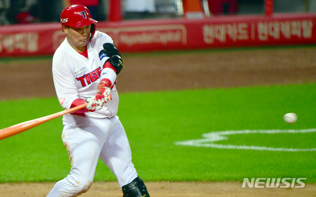 [광주=뉴시스] 류형근 기자 = 17일 오후 광주 북구 광주-기아챔피언스필드에서 열린 2020프로야구 KIA 타이거즈 대 두산 베어스의 경기, 5회말 1사 1루에서 KIA 4번타자 나지완이 2루타를 치고 있다. 2020.07.17. hgryu77@newsis.com