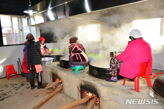 전통방식으로 조청을 만들고 있는 양지마을 부녀회원들. (사진=파주시 제공)