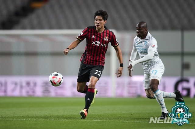 [서울=뉴시스]프로축구 FC서울 윤영선 (사진 = 프로축구연맹 제공)