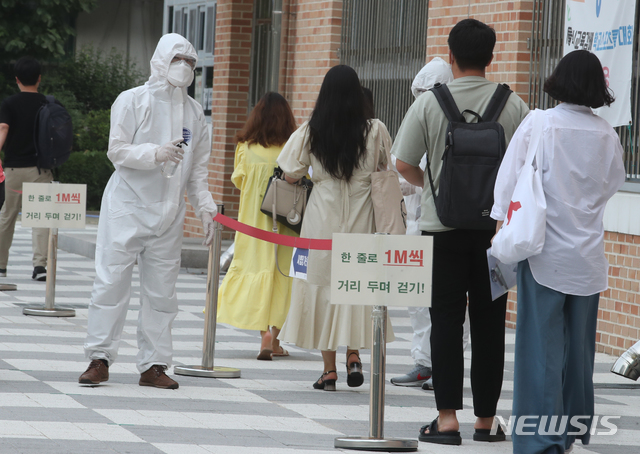 [서울=뉴시스]김명원 기자 = 보건직 공무원 필기시험 18일 오전 서울 송파구 올림픽로 잠실중학교에서 열린 가운데 수험생들이 사회적 거리두기, 손소독 및 발열체크를 받으며 입실하고 있다. 49명을 선발하는 이번 시험은 8월 8일(토) 면접시험에 이어 8월 21일(금)에 최종합격자를 보건복지부 홈페이지에 발표할 예정이다. 다만 모든 일정은 코로나19 상황에 따라 연기(조정)될 수 있다. 2020.07.18. kmx1105@newsis.com