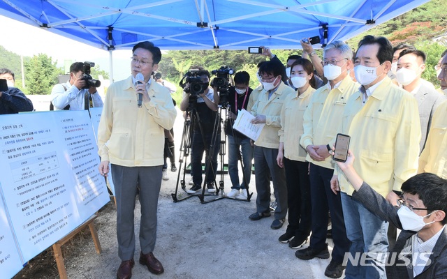 [서울=뉴시스]김명원 기자 = 정세균 국무총리와 이재명 경기지사가 18일 경기 포천시 일동면 양돈농장에서 아프리카돼지열병 방역 상황을 보고 받고 있다. (사진=총리실 제공) 2020.07.18. photo@newsis.com