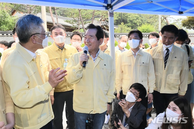 [서울=뉴시스]김명원 기자 = 정세균 국무총리가 18일 경기 포천시 일동면 양돈농장에서 아프리카돼지열병 방역 상황을 보고 받은 후 이재명 지사와 대화하고 있다. (사진=총리실 제공) 2020.07.18. photo@newsis.com