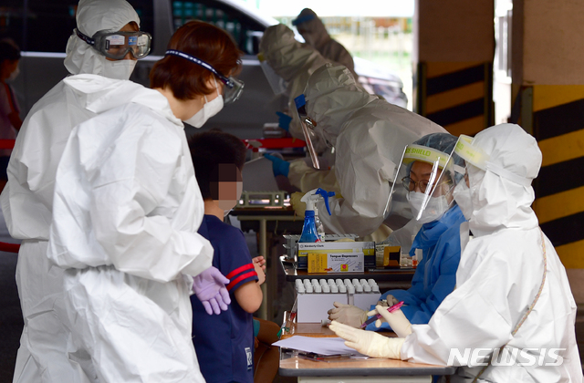 [광주=뉴시스] 류형근 기자 = 광주에서 초등생 2명이 신종 코로나바이러스 감염증(코로나19) 확진 판정을 받은 가운데 18일 오후 광주 서구 계수초등학교에 설치된 선별진료소에서 방역당국이 전 학생을 대상으로 검사를 하고 있다. 2020.07.18.&nbsp; hgryu77@newsis.com