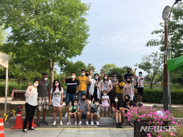 [홍성=뉴시스] 충남도 주관 국내 외국인 대상 문화체험 참가자들 모습