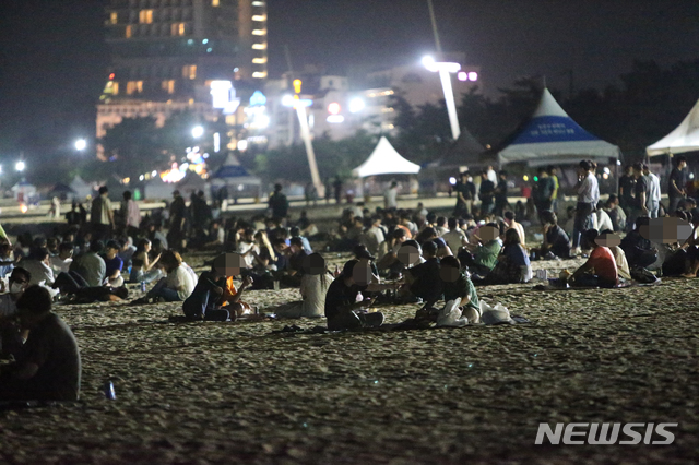 [강릉=뉴시스] 김경목 기자 = 해수욕장 야간 음주·취식행위 금지 집합제한 행정명령 시행을 6일 앞둔 19일 새벽 강원 강릉시 경포해수욕장 중앙통로 해변에서 헌팅족들이 음주·취식행위를 하고 있다. 2020.07.19. photo31＠newsis.com