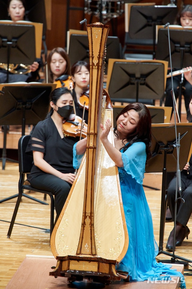 [서울=뉴시스]18일 열린 예술의전당 '토요콘서트' 무대에 오른 하피스트 곽정(사진=예술의전당 제공)2020.07.19 photo@newsis.com&nbsp; 