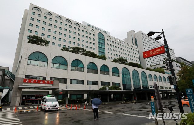 [서울=뉴시스] 이영환 기자 = 19일 오전 서울 송파구 서울아산병원 응급의료센터가 보이고 있다. 서울아산병원은 18일 응급실에 내원한 환자가 신종 코로나바이러스 감염증(코로나19)으로 확진 돼 응급의료센터를 임시 폐쇄한 후에 소독 및 방역 조치했으며 19일 오전부터 운영을 재개한다고 밝혔다. 2020.07.19.&nbsp; 20hwan@newsis.com 