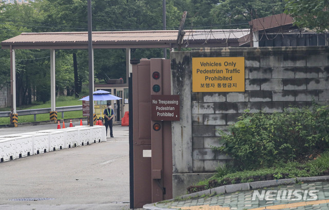 [서울=뉴시스] 박민석 기자 = 19일 오후 서울 용산구 주한미군기지 앞에서 관계자가 근무를 서고 있다. 미국 월스트리트저널은 17일(현지시간) 미국 국방부가 백악관에 주한미군의 감축 옵션을 제시했다고 보도했다. 2020.07.19.&nbsp; mspark@newsis.com 