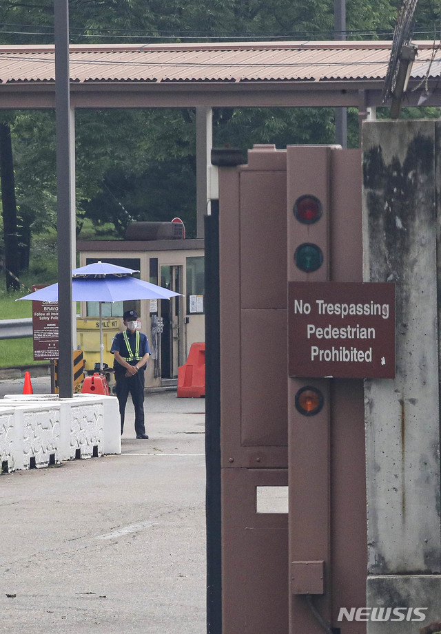 [서울=뉴시스] 박민석 기자 = 19일 오후 서울 용산구 주한미군기지 앞에서 관계자가 근무를 서고 있다. 미국 월스트리트저널은 17일(현지시간) 미국 국방부가 백악관에 주한미군의 감축 옵션을 제시했다고 보도했다. 2020.07.19.&nbsp; mspark@newsis.com 