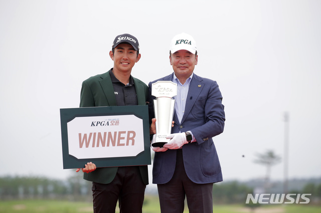 [서울=뉴시스] 최진석 기자 = 19일 충남 태안에 위치한 솔라고CC에서열린 KPGA오픈 with SOLLAGO CC 대회에서 우승을 차지한 이수민이 우승 트로피를 들고 구자철 한국프로골프협회장과 기념촬영 하고 있다. (사진=KPGA 제공) 2020.07.19. photo@newsis.com