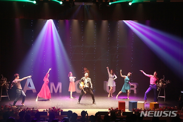 [대구=뉴시스] 이지연 기자 = 뮤지컬 팀 브리즈가 지난 갈라 콘서트에서 뮤지컬 '올슉업' 중 한 곡을 열연하고 있다. (사진=웃는얼굴아트센터 제공) 2020.07.20. photo@newsis.com