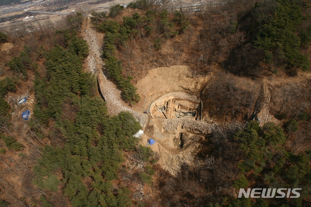 [창원=뉴시스] 경남 거창군 건흥산 정상부에 있는 '거열산성 1차성 집수시설 및 성벽'.(사진=경남도 제공)