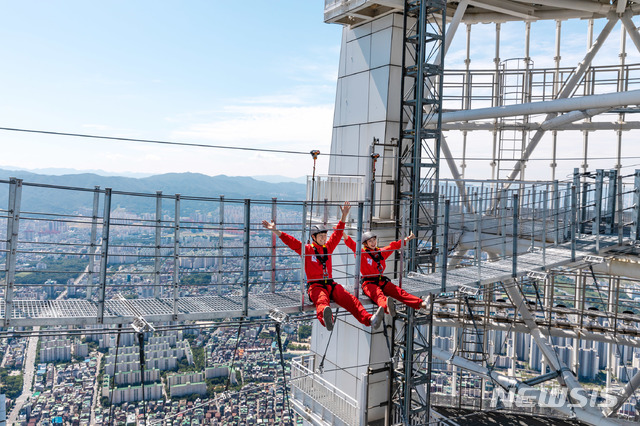 [서울=뉴시스]롯데월드타워 '서울스카이', '스카이브릿지 투어' 