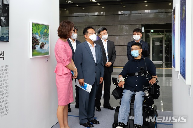 [서울=뉴시스]포스코건설은 '더불어 함께 발전하는 기업시민' 경영이념 실천의 일환으로 구족화가의 특별 전시회를 개최한다고 20일 밝혔다. (제공 = 포스코건설) 2020.07.20.