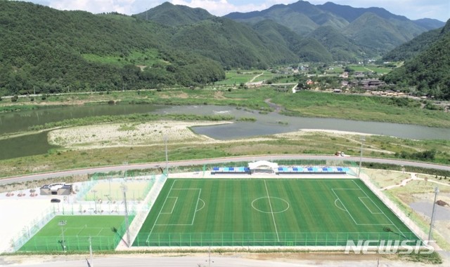 충북 단양군이 영춘면 하리에 조성한 영춘생활체육공원.