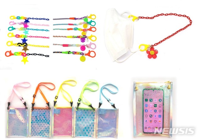 [서울=뉴시스]'못된고양이'의 '마스크 목걸이'(위)와 '마스크 백'
