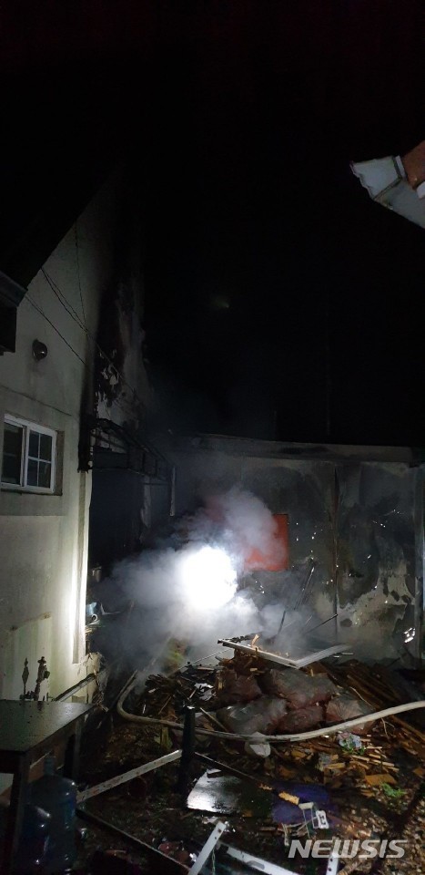 [옥천=뉴시스] 김재광 기자 = 지난 19일 오후 11시50분께 충북 옥천군 이원면의 한 주택에서 불이나 20여분만에 진화됐다.(사진=옥천소방서 제공)2020.07.20 photo@newsis.com
