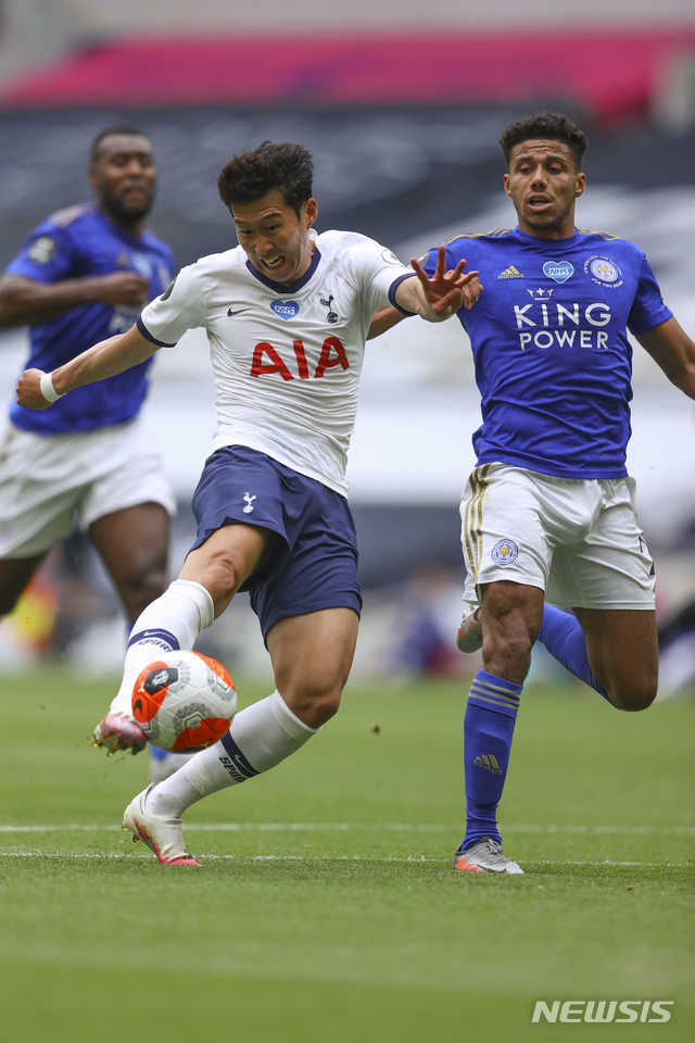  [런던=AP/뉴시스]손흥민이 19일(현지시간) 영국 런던의 토트넘 홋스퍼 스타디움에서 열린 레스터시티와의 2019-20시즌 잉글랜드 프리미어리그(EPL) 37라운드 레스터시티와의 홈경기에 선발 출전해 슛을 시도하고 있다. 손흥민은 전반 6분 상대 제임스 저스틴의 몸에 맞고 굴절되는 선제골을 넣었으나 이는 저스틴의 자책골로 기록됐다. 토트넘은 이후 해리 케인의 2골을 넣어 레스터시티에 3-0으로 승리했고 손흥민은 경기 후 열린 토트넘 자제 시상식에서 '올해의 선수'와 '올해의 골' 등에 선정됐다. 2020.07.20.&nbsp; 