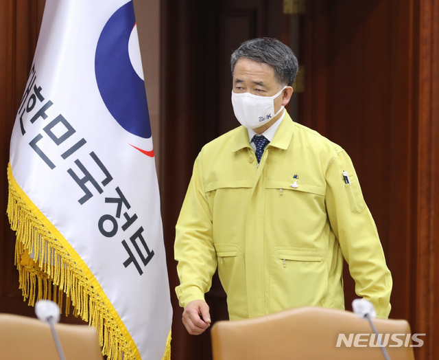 [서울=뉴시스]전진환 기자 = 박능후 보건복지부장관이 20일 오전 서울 종로구 정부서울청사 영상회의실에 코로나19 대응 중앙재난안전대책본부 회의를 주재하기 위해 들어오고 있다. 2020.07.20.&nbsp; amin2@newsis.com